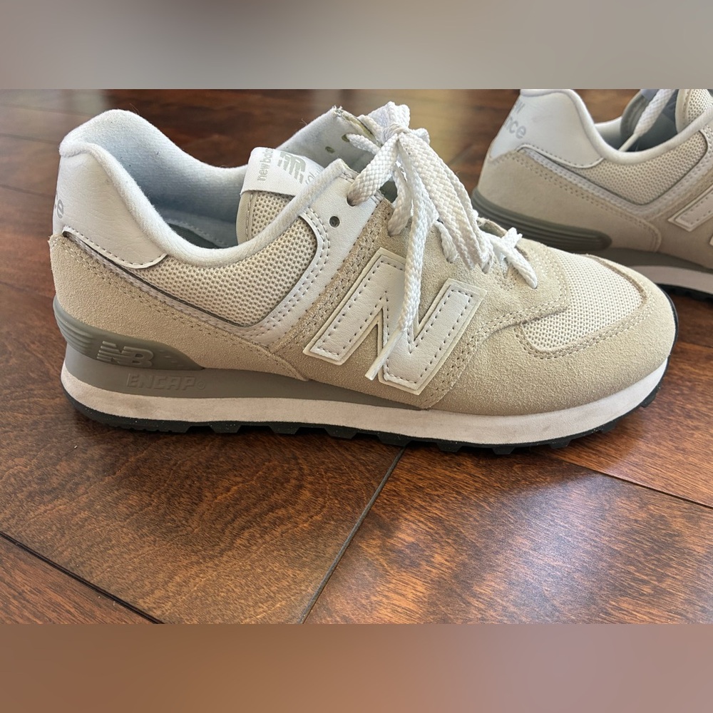 New Balance 574 Women’s. Fits women’s 6.5-7. Excellent used condition.